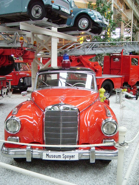 Ein alter Mercedes Benz 200 als Einsatzleitwagen in Technik Museum am 19.02.11
