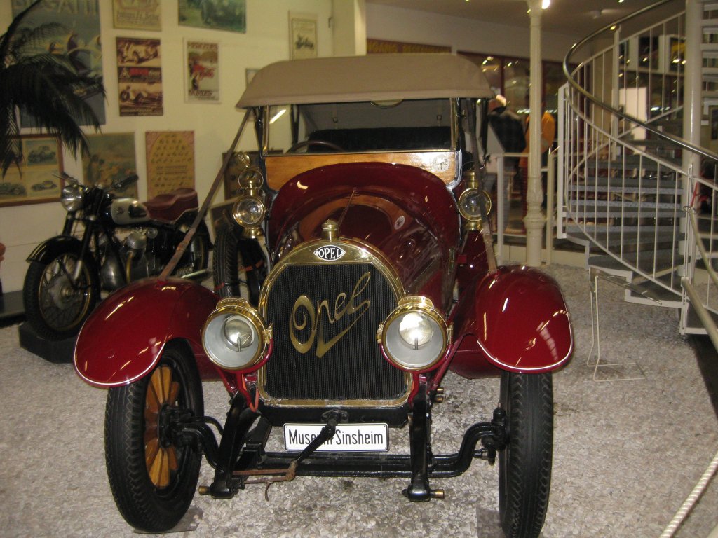 Ein alter Opel im Technikmuseum Sinsheim.