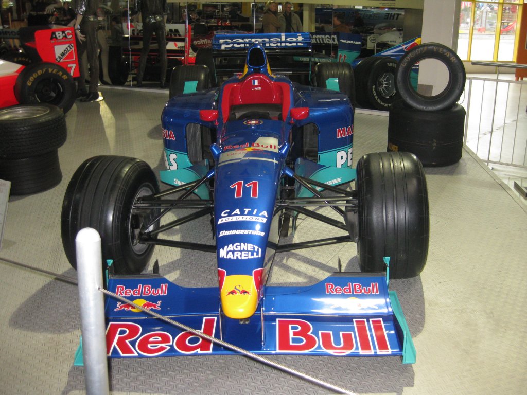 Ein alter ,,Red Bull'' Formel 1 Wagen im Technikmuseum Sinsheim.