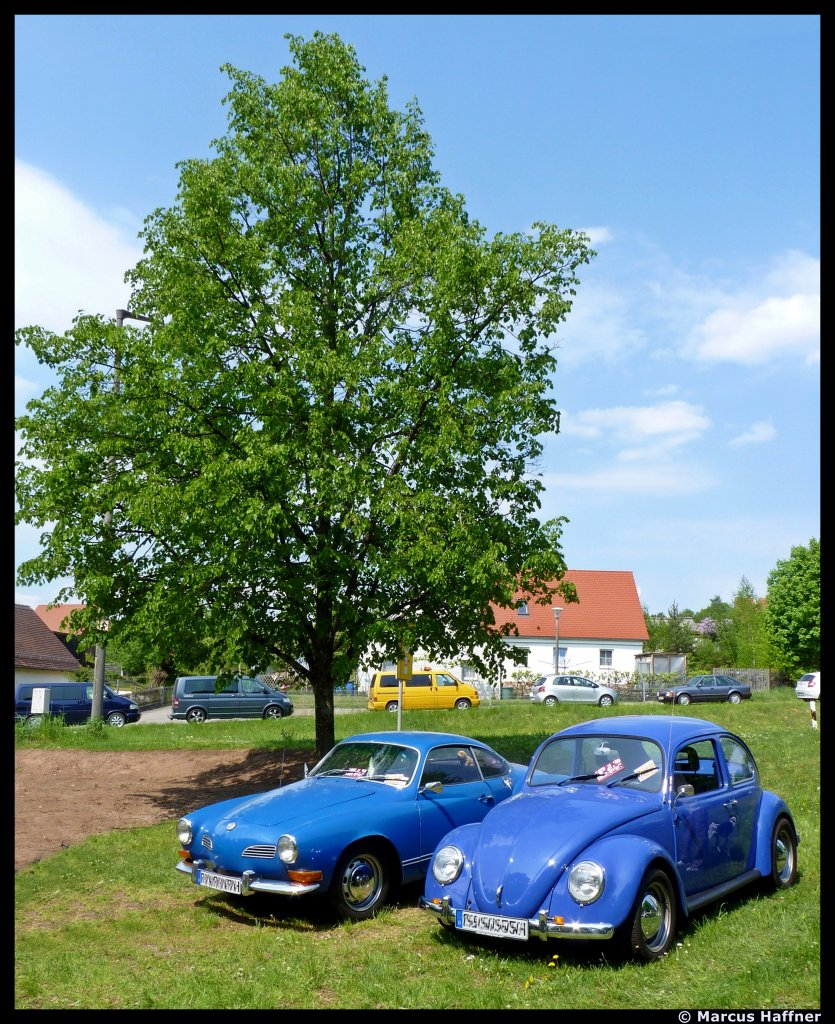 Ein blauer VW-Kfer und ein blauer Karmann-Ghia beim Kfertreffen am 1.Mai 2011 in Hilpoltstein.