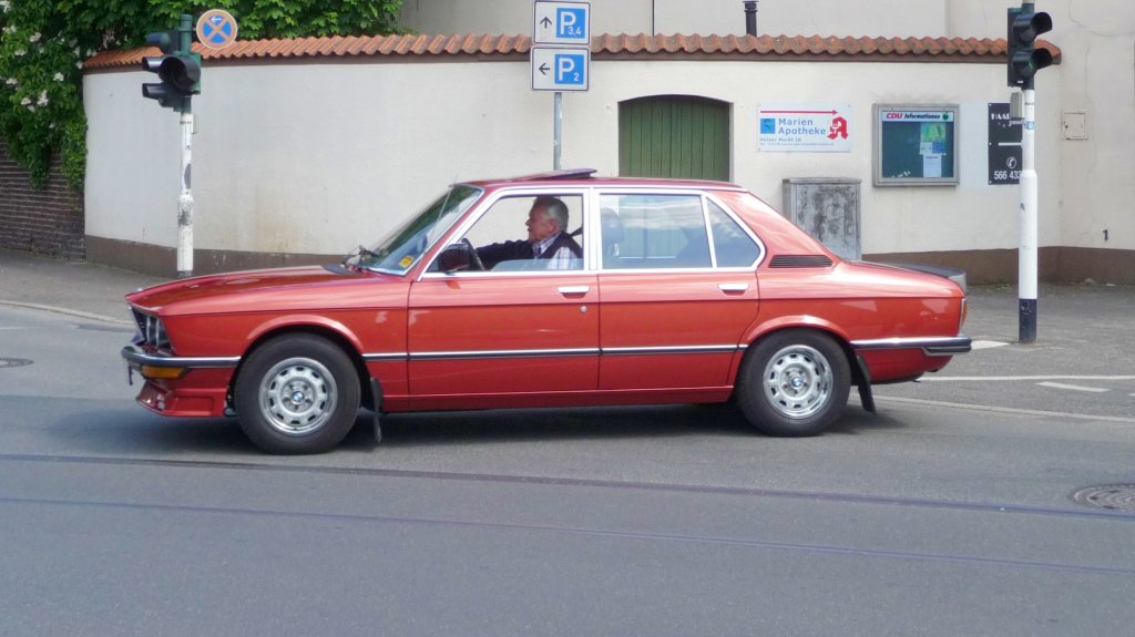 Ein BMW 520 (erste Baureihe E12) bei der Oldtimer-Rallye in Hüls.