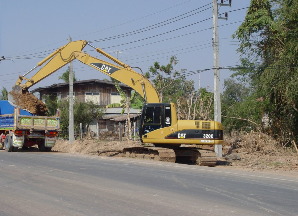 Ein CATERPILLAR Bagger 320 C bei Strassenbauarbeiten im Nordosten Thailands am 28.01.2011