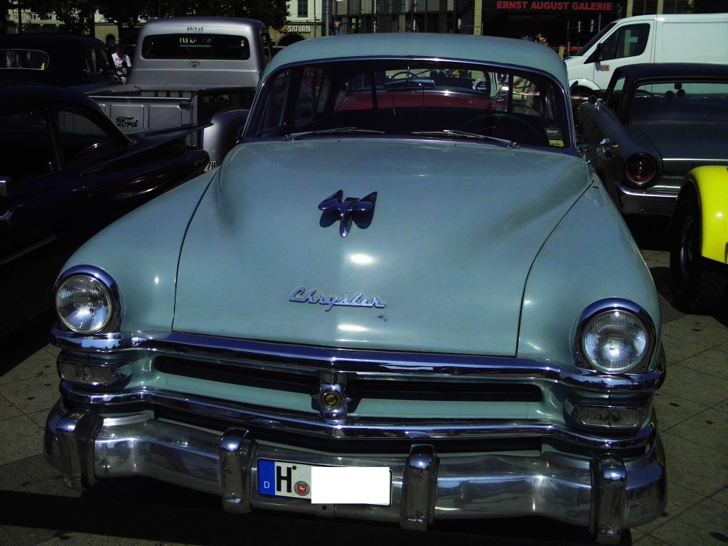 Ein Chrysler New Yorker 1952er , ebenfalls am Hannover Hbf beim einem Vorab-Treffen von einigen Autos des Oldtimer Treffen welches am 28./29.07.12 in Hannover am Schützenplatz stattgefunden hat.