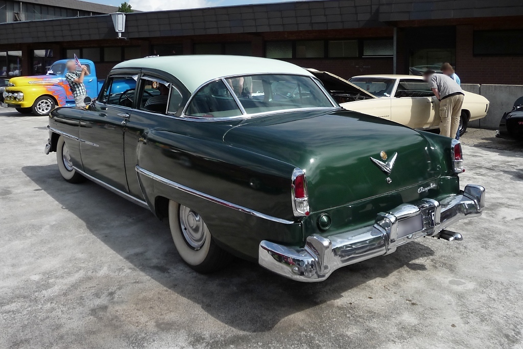 Ein Chrysler New Yorker der zweiten Generation, gebaut 1949- 1954, dreht eine Runde auf der US-Car-Show in Grefrath im August 2010.