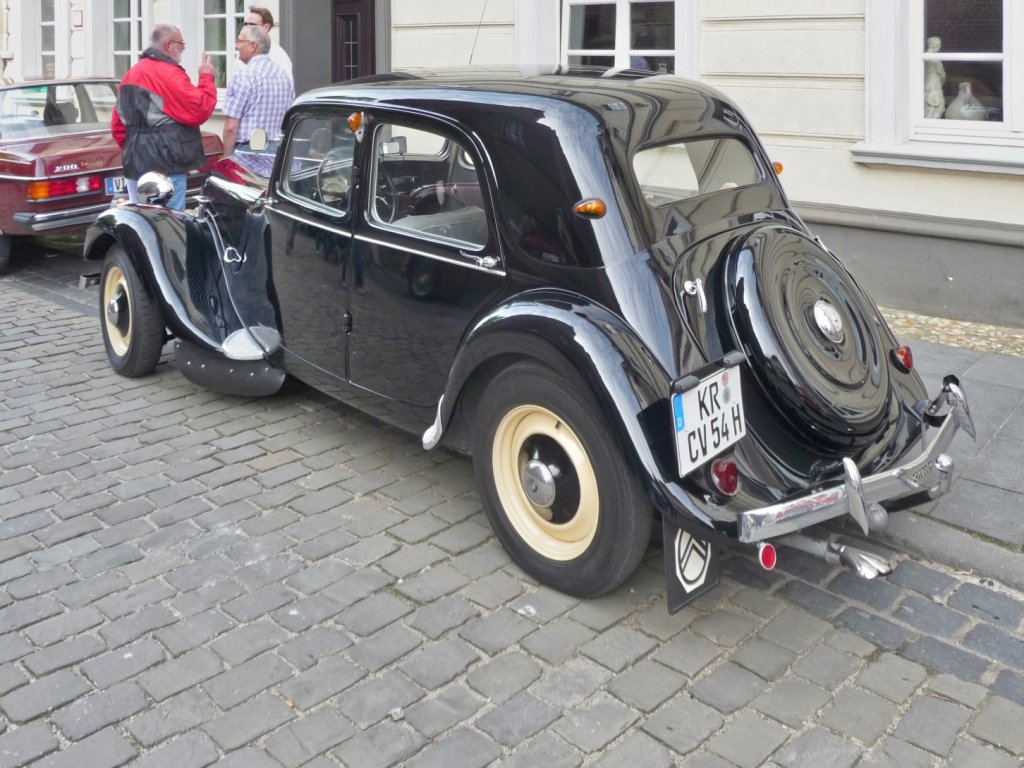 Ein Citroen Traction Avant prsentiert sich bei der Oldtimer-Rallye in Hls.