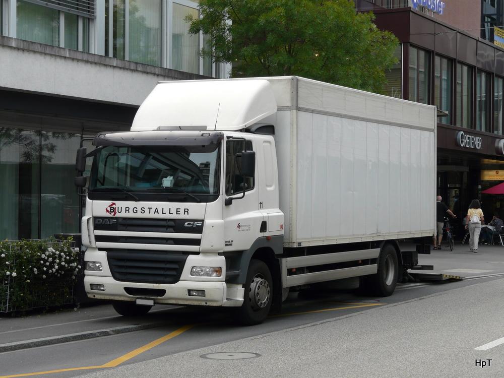 Ein DAF CF 85.340 mit Kastenaufbau unterwegs in der Stadt Zug am 20.08.2010