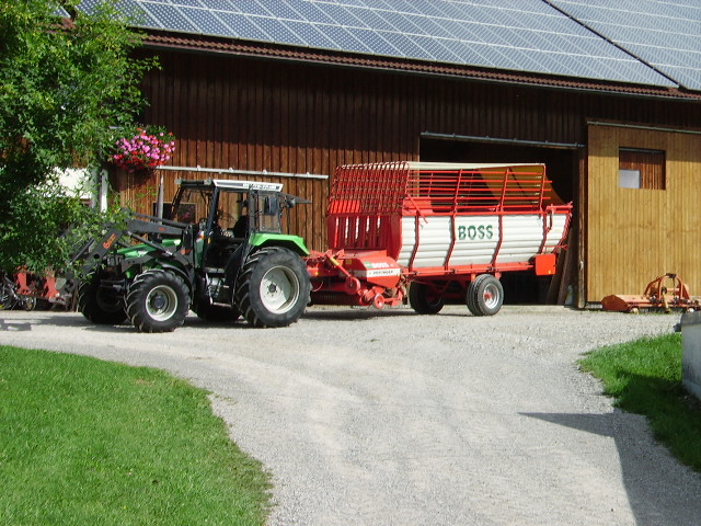 Ein Deutz Fahr mit Pttinger Boss Ladewagen in Ottacker am 11.08.08