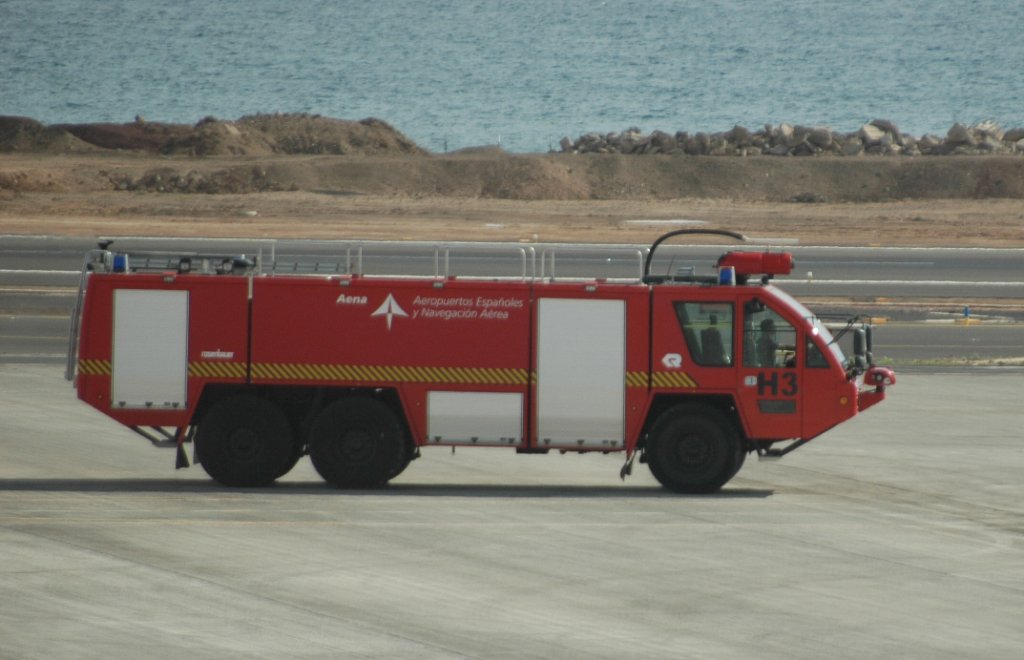 Ein Fahrzeug der Flughafenfeuerwehr auf dem Rollfeld am Airport Arrecife von 21.12.2010.