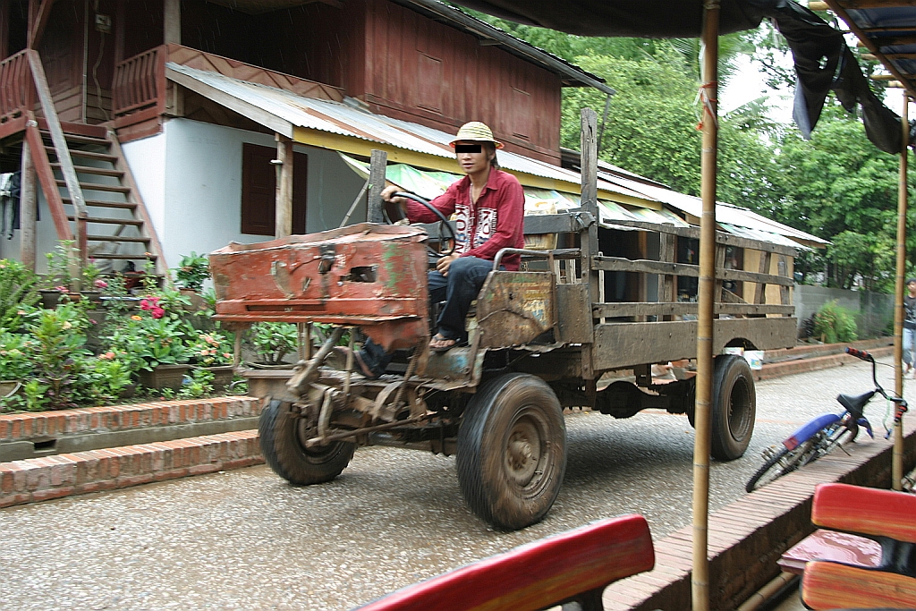Ein Fahrzeug unbekannten Typs am 20.Mai 2007 in Chomphet(liegt gegenber von Luang Prabang am rechten Mekongufer)Laos.