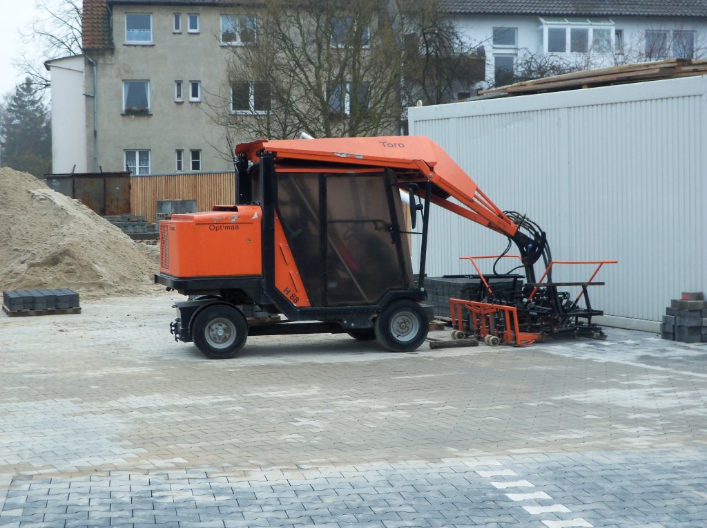 Ein Fahrzeug zum Steine fr Gehwege zum transortieren, am 19.Mrz 2011, bei Neubau des NP-Marktes in Lehrte