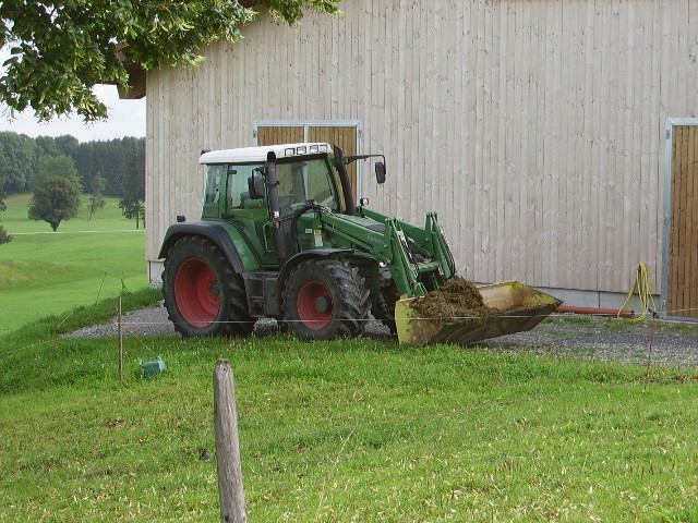 Ein Fendt Traktor mit Frontlader in Ottacker am 14.08.09