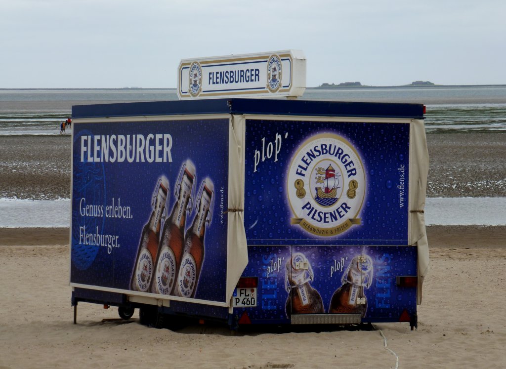 Ein FLENSBURGER PILS Verkaufs - Anhnger gestrandet am Sdstrand von Wyk auf Fhr, plop polp FLENS 14.07.2013