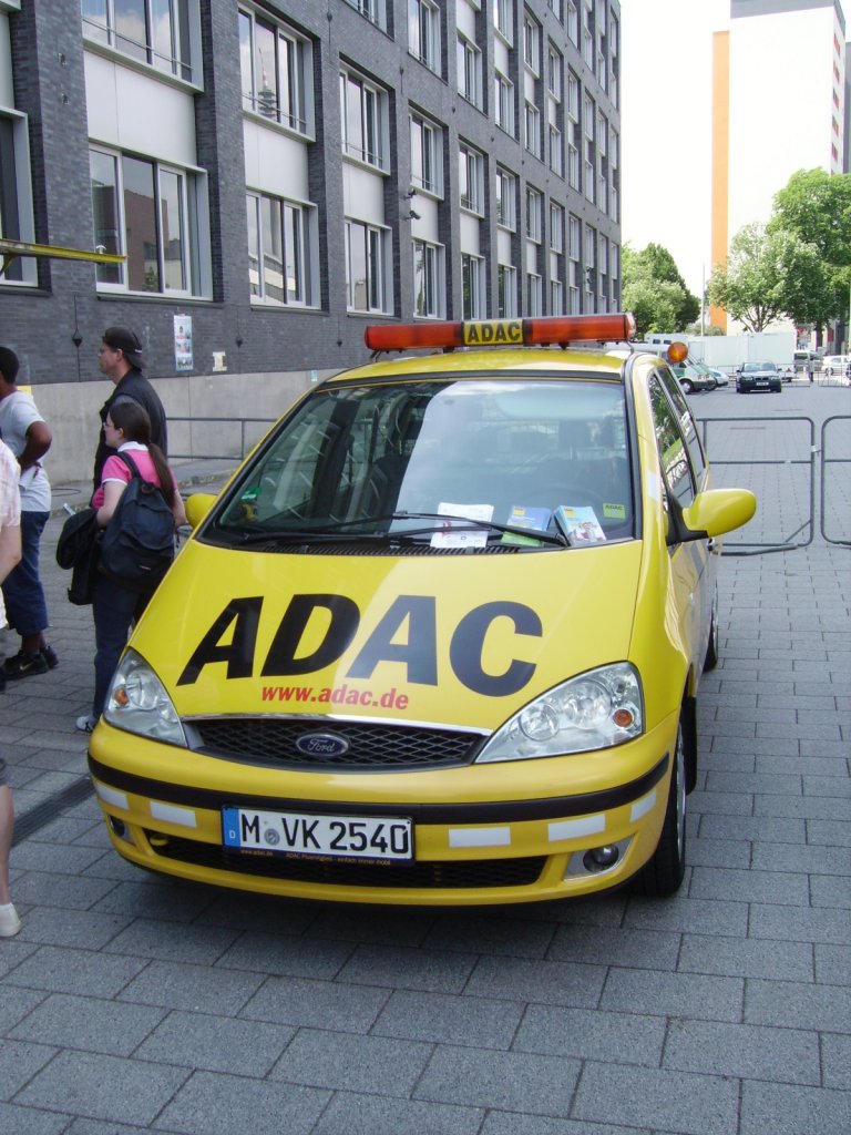 Ein Ford Galxy von ADAC am 28.05.11 in Frankfurt am Main 