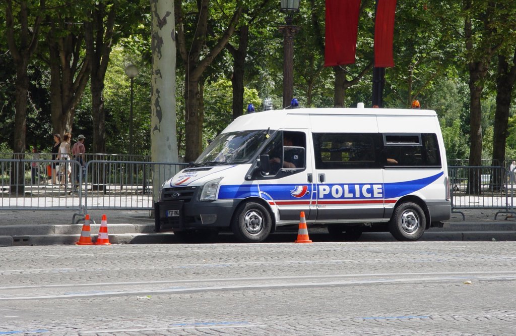 Ein FORD Polizeifahrzeug geparkt auf den unteren Champs-Elyses in Paris am 15.07.2009, einen Tag nach dem franzsischen Nationalfeiertag