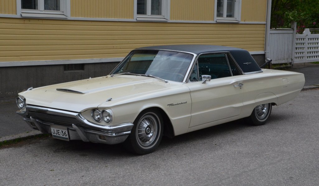 Ein Ford Thunderbird der vierten Generation Baujahr 1964-1966 in Kokkolan/Finnland. Gesehen am 16.06.2012.
