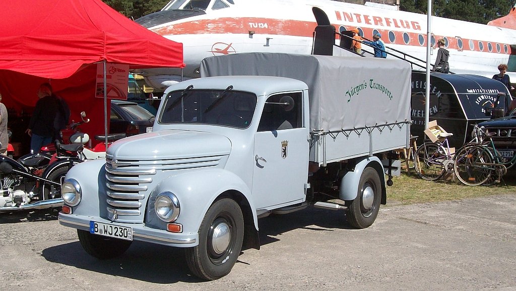 ein Framo Pritschenwagen beim 3. OST-Fahrzeug-Treffen auf dem Flugplatz Finow am 25.04.2009