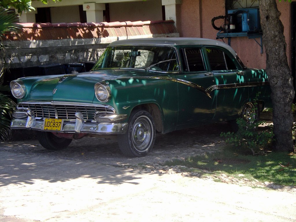 Ein gepflegter Ford Fairlane (Baujahr 1956).


Santiago de Cuba, Kuba
09-2003