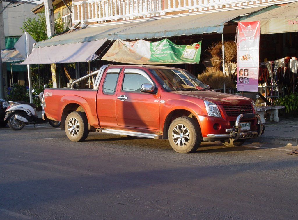 Ein ISUZU D-max Pick-up mit Grokabine am 21.01.2011 in der thailndischen Kleinstadt Lamplaimat