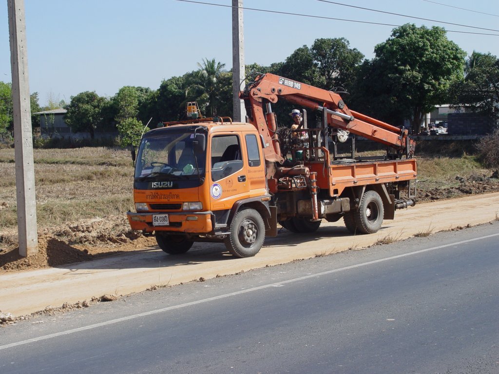 Ein ISUZU Forward mit einem HIAB 145 Kran ausgestattet am 26.01.2011 im Nordosten Thailands