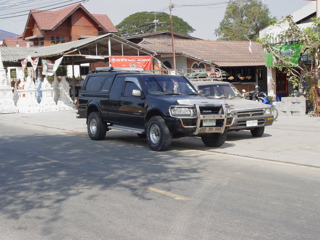 Ein ISUZU Pick-up mit Vierradantrieb sowie einem Aufsatz ber der Ladeflche am 25.01.2011 im Nordosten Thailands