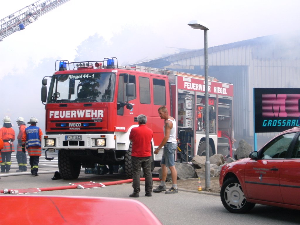 Ein Iveco Magirus der Freiwilligen Feuerwehr Riegel bei einem Einsatz im Gewerbegebiet Riegel am Kaiserstuhl im Juni 2009!
