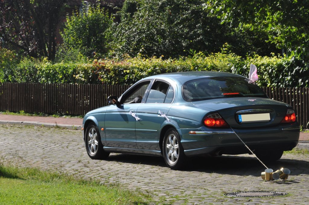 ein Jaguar als Hochzeitskutsche (Munster/Deutschland, 04.08.2012)