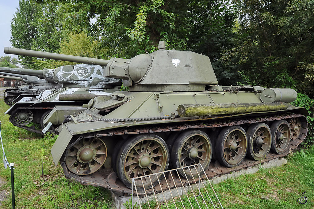 Ein Kampfpanzer T-34/76 in der Zweigstelle Fort IX  Sadyba  des Armeemuseums Warschau. (August 2011) 