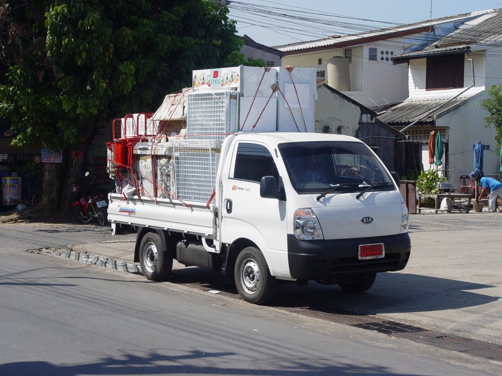 Ein KIA Motors Transporter K 2900 CRDi am 25.01.2011 im Nordosten Thailands