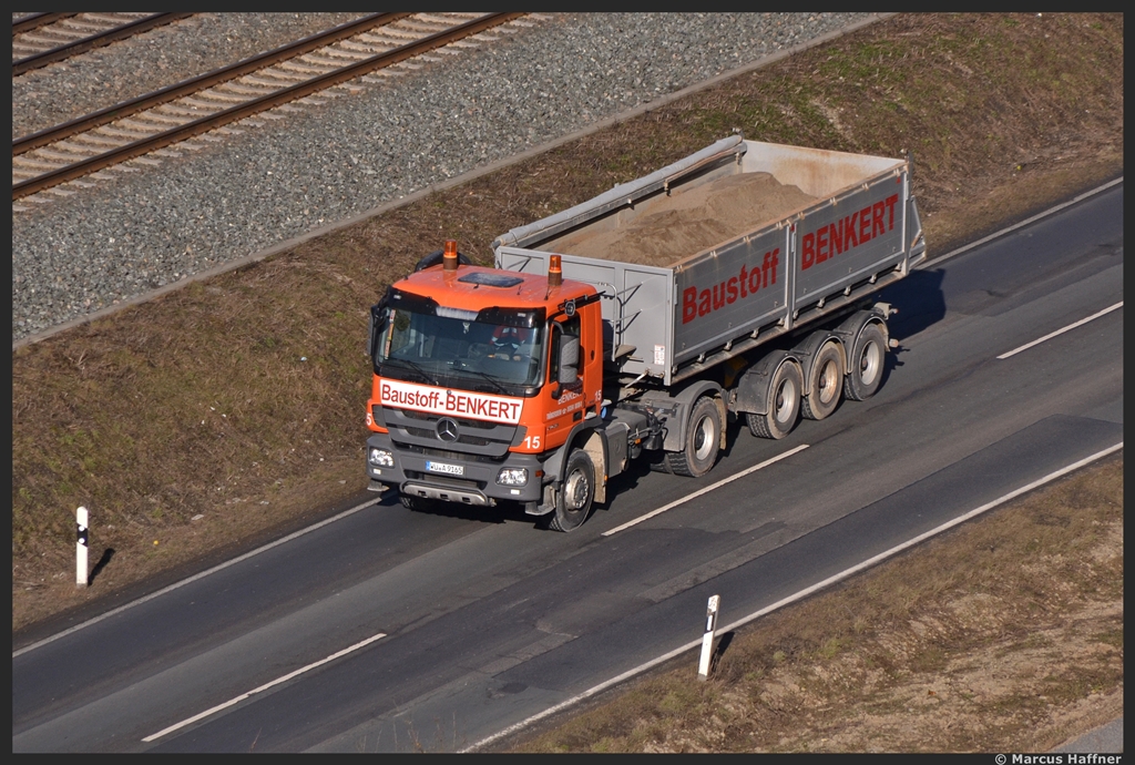 Ein Kipp-LKW von Mercedes beladen mit Sand am 5. Mrz 2013 im Maintal bei Himmelstadt unterwegs.