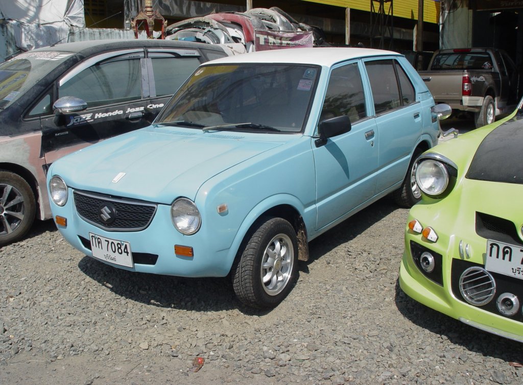 Ein kleiner Suzuki (Modell unbekannt) am 20.01.2011 in Buri Ram in Nordost-Thailand