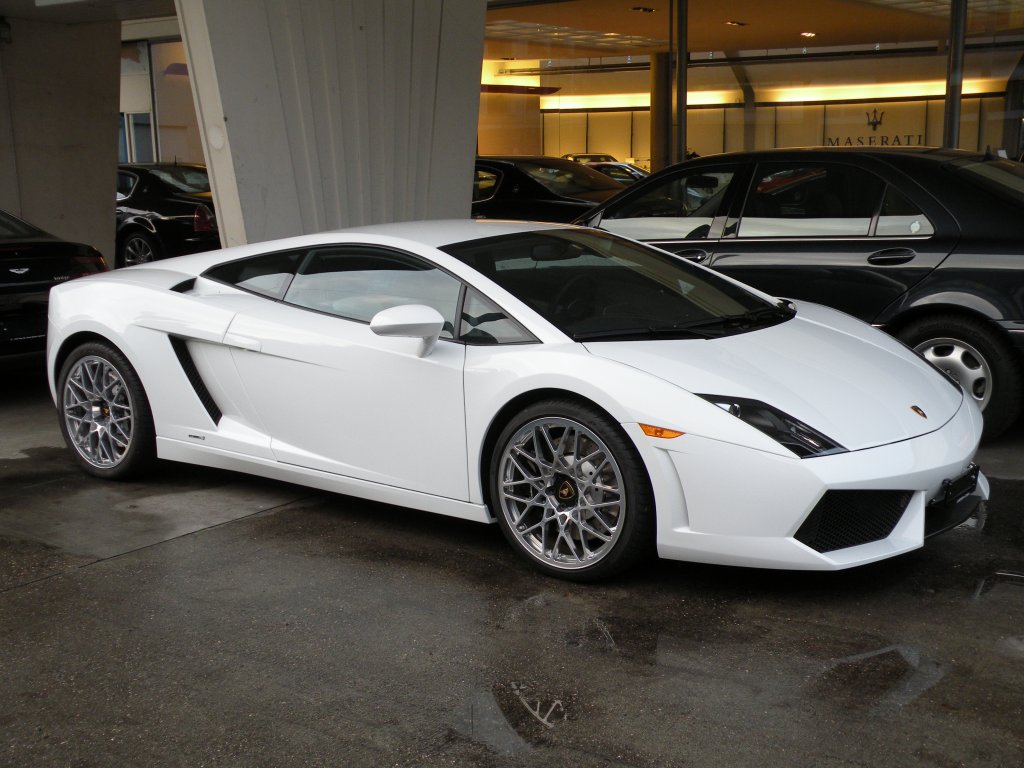 Ein Lamborghini Gallardo vor einer Garage wartet auf einen Kufer.