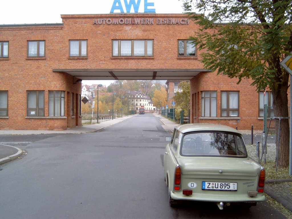 Ein lindgrner Trabant 601 vor dem Fahrzeugmuseum in Eisenach
