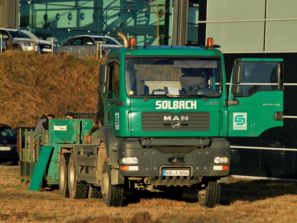 Ein MAN TGA 26.430 hat am 16.01.2012 einen Container mit Bauzunen auf einer Baustelle in Aachen abgestellt.