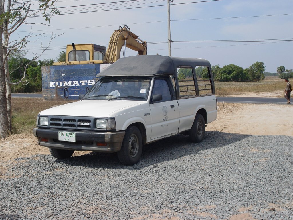 Ein MAZDA Pick-up B2500 am 20.01.2011 bei der Stadt Buri Ram im Nordosten Thailands