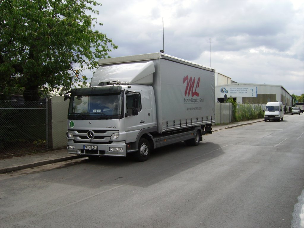 Ein Mercedes Benz Atego nagelneu am 24.06.11 in Maintal  