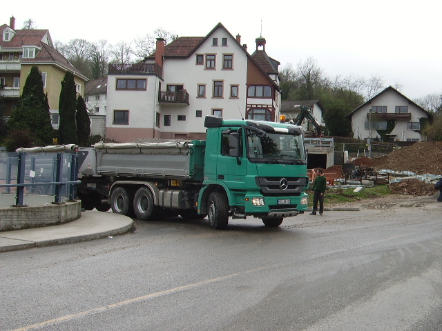 Ein Mercedes Benz Kipper beim Rangieren am 01.04.11 in Neckargemnd 