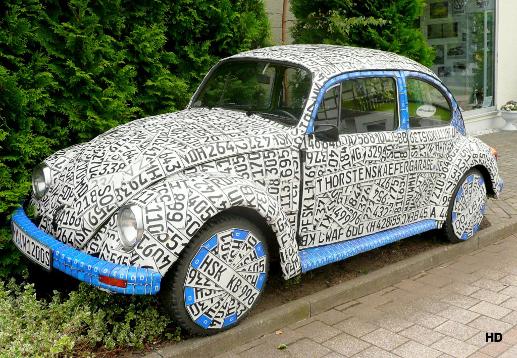 Ein mit vielen alten Nummernschildern verzierter VW-Kfer.
Aufgenommen im August 2012 in Willingen-Usseln.