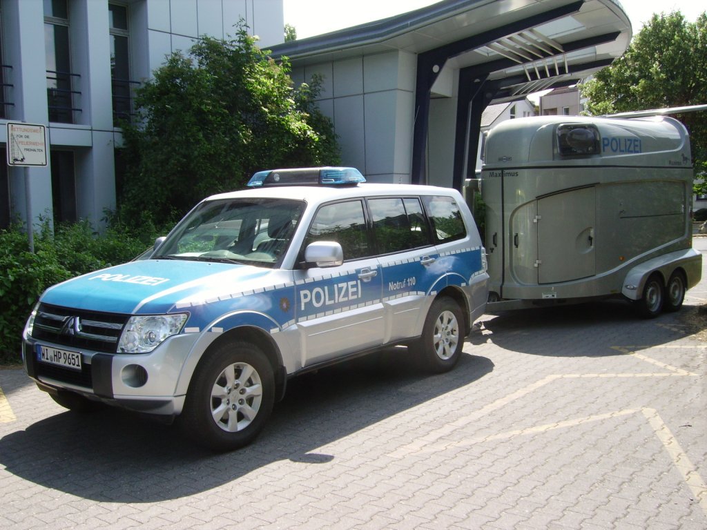 Ein Mitsubishi Gelndewagen mit Pferdetransporter in Frankfurt am Main am 28.05.11