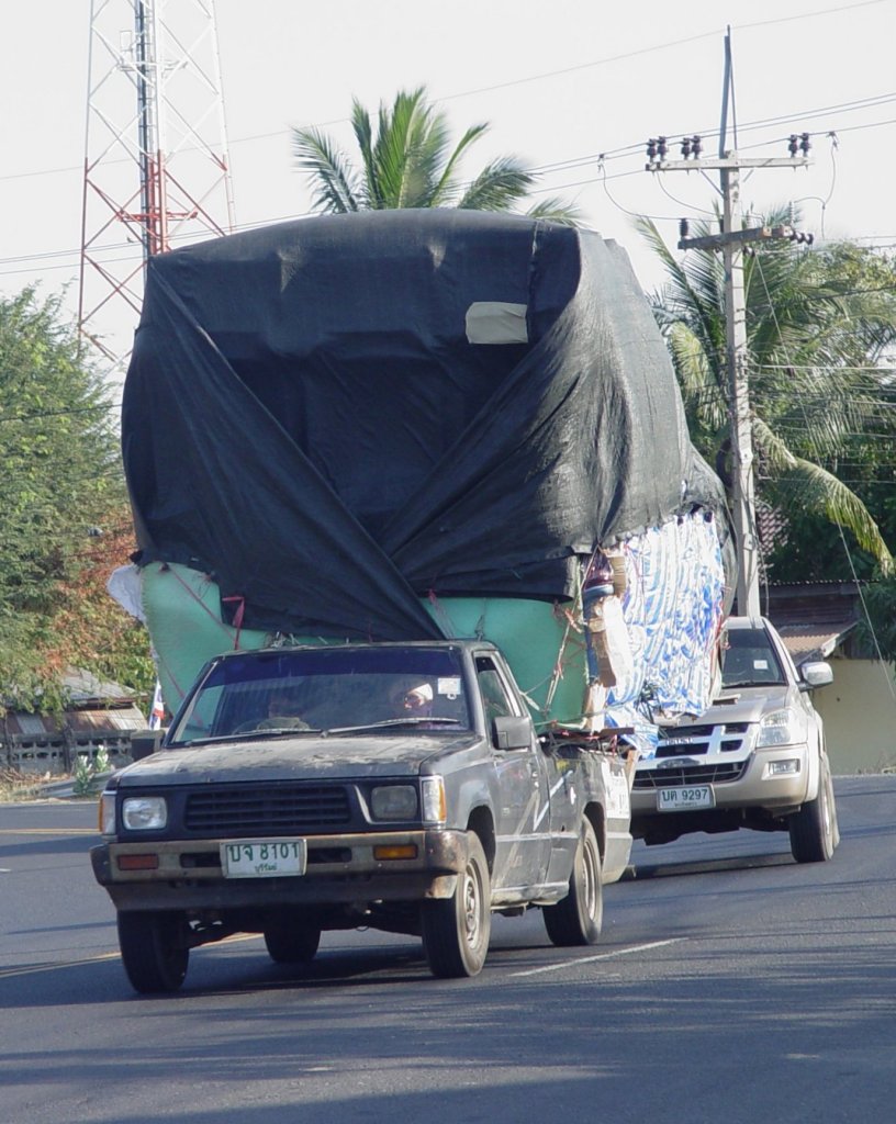 Ein MITSUBISHI Pick-up hoch beladen, da die normale Ladeflche nicht ausreichte. Am 28.01.2011 im Nordosten Thailands