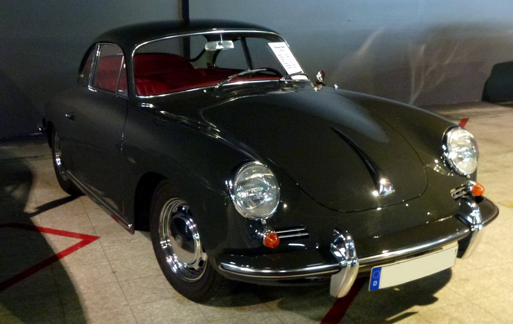 Ein Oldtimer Porsche 356 C. Zusehn beim Oldtimerausstellung in Zeulenroda. Foto 26.08.2012 