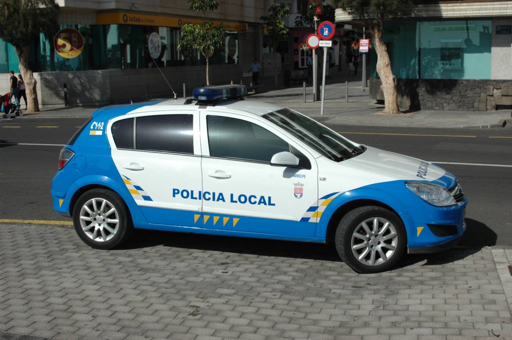 Ein Opel Corsa bei der spanischen Policia Locala als Streifenwagen in Arrecife unterwegs, und sofort am 12. 12. 2010 fotografiert.