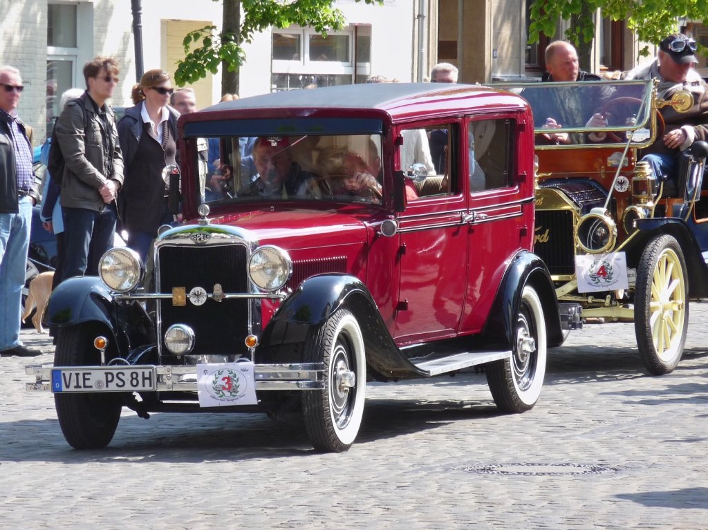 Ein Opel P4 am Start bei der Oldtimer-Rallye auf dem Marktplatz in Hls.