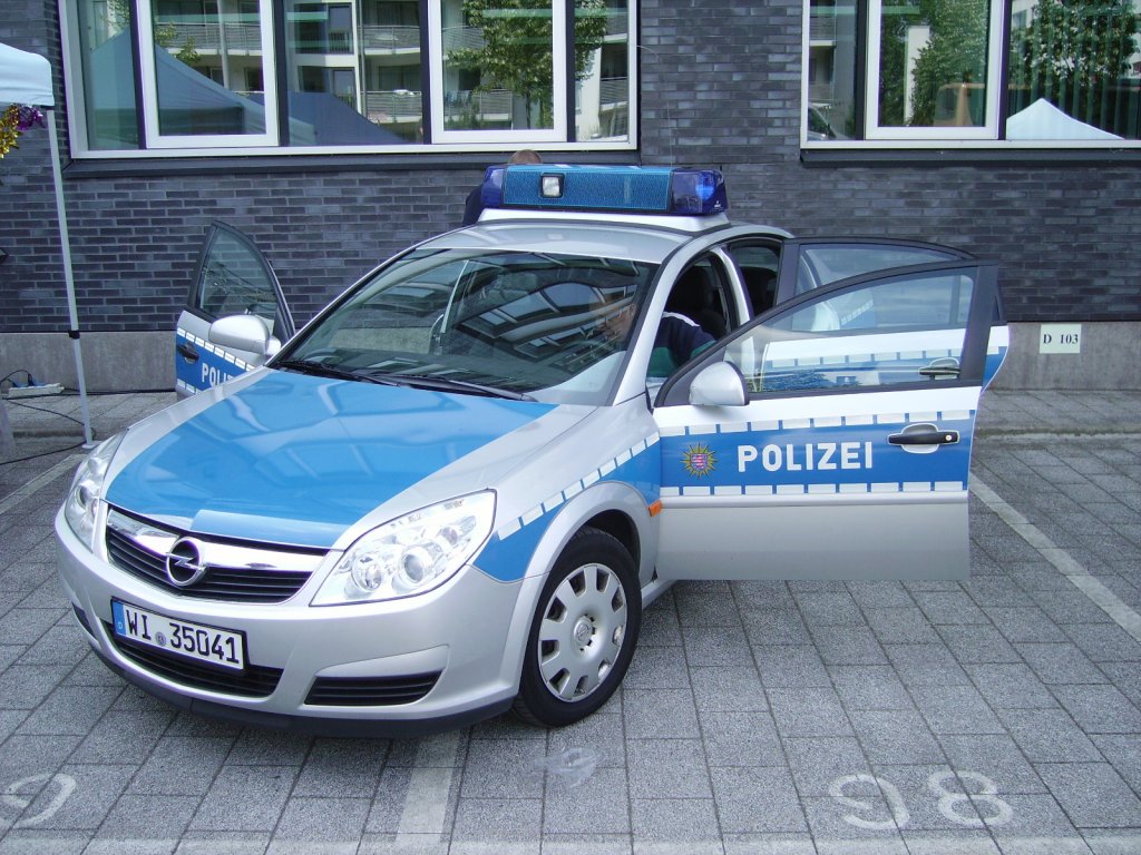 Ein Opel Vectra der Polizei in Frankfurt am 28.05.11