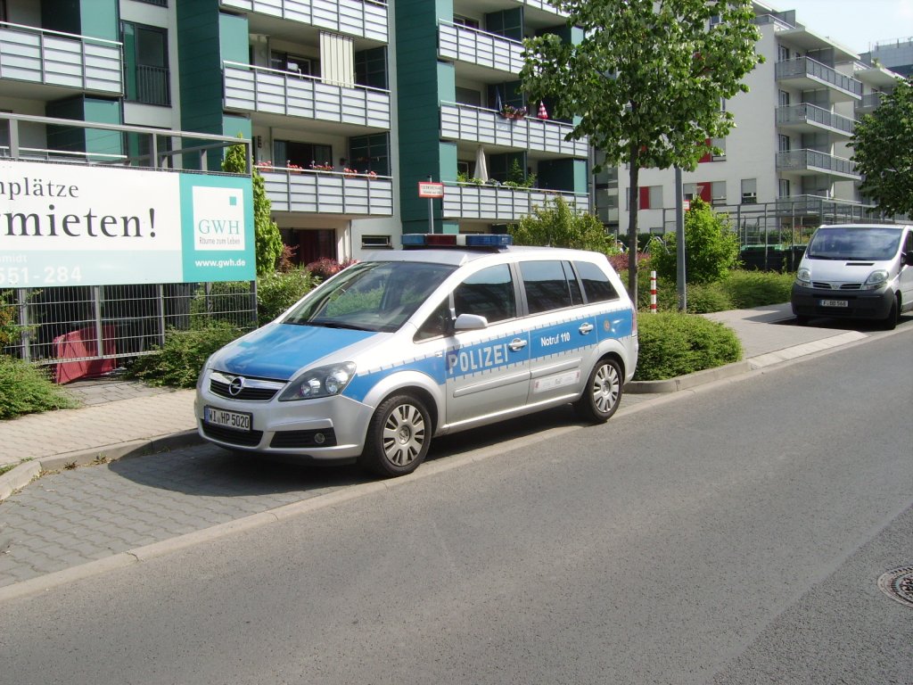 Ein Opel Zafira des Polizei Frankfurt am Main am 28.05.11