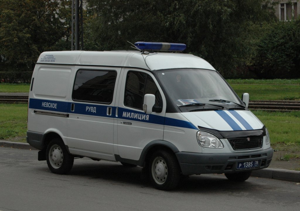 Ein Polizei-Fahrzeug GAZelle-Marschrutka vom Typ „GAZ-22171. Gesehen am 20.09.2010 in St. Petersburg.
Aus der russischen Automobilgeschichte ist der Hersteller Gorkowski Awtomobilny Sawod (GAZ). Über Jahrzehnte produziert das Unternehmen leichte Lastwagen.