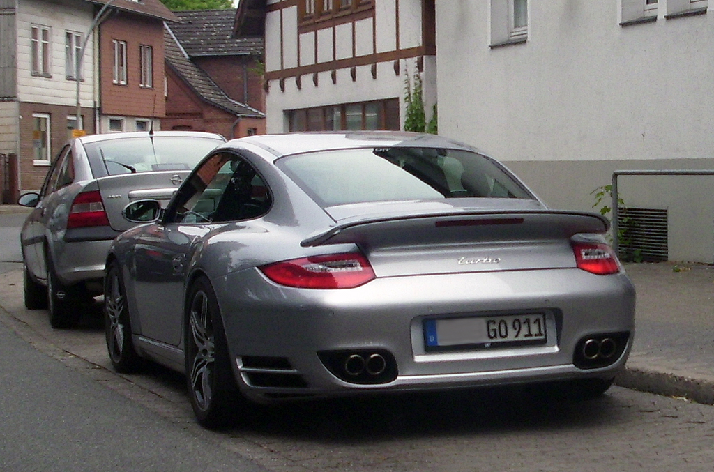 Ein Porsche 911 Turbo mit lustigen bzw. passenden Nummernschild. (31.07.10)