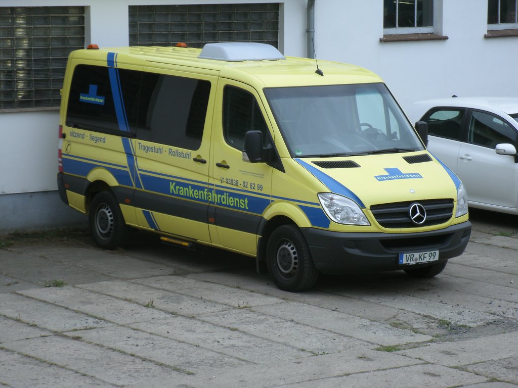 Ein privates Krankentransportunternehmen setzt in Bergen/Rügen diesen Mercedes ein.Aufnahme am 28.August 2012.