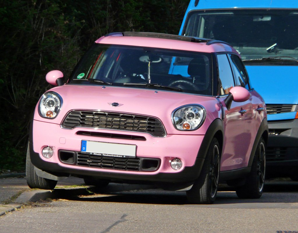 Ein rosafarbenes Auto sieht man wohl auch nicht alle Tage. Am 12.08.2012 konnte ich einen Mini Countryman in dieser nicht alltglichen Farbe in Vellberg ablichten.