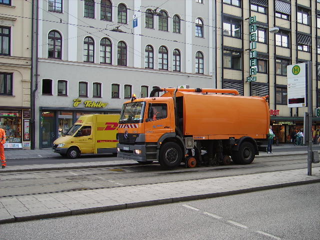 Ein Schienenreinigunszweiwegefahrzeug der MVG in Mnchen am 09.08.06 