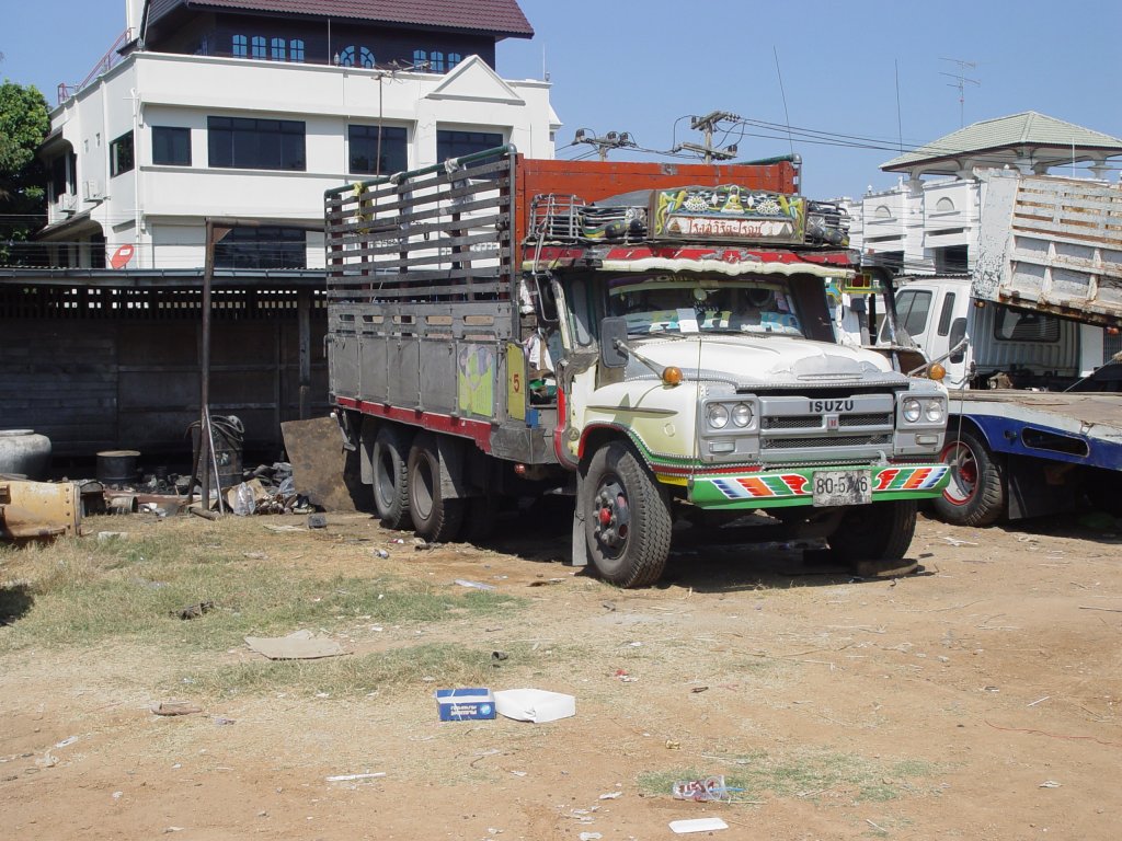 Ein schon etwas lterer Typ eines 3-achsigen ISUZU LKW, gesehen am 25.01.2011 im Nordosten Thailands